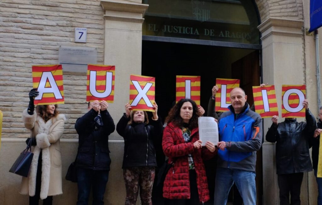 Representantes de STEPA y CATA se manifiesta antre el Tribunal de justicia de Aragón