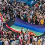 Manifestación con bandera LGTBI