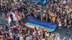 Manifestación con bandera LGTBI