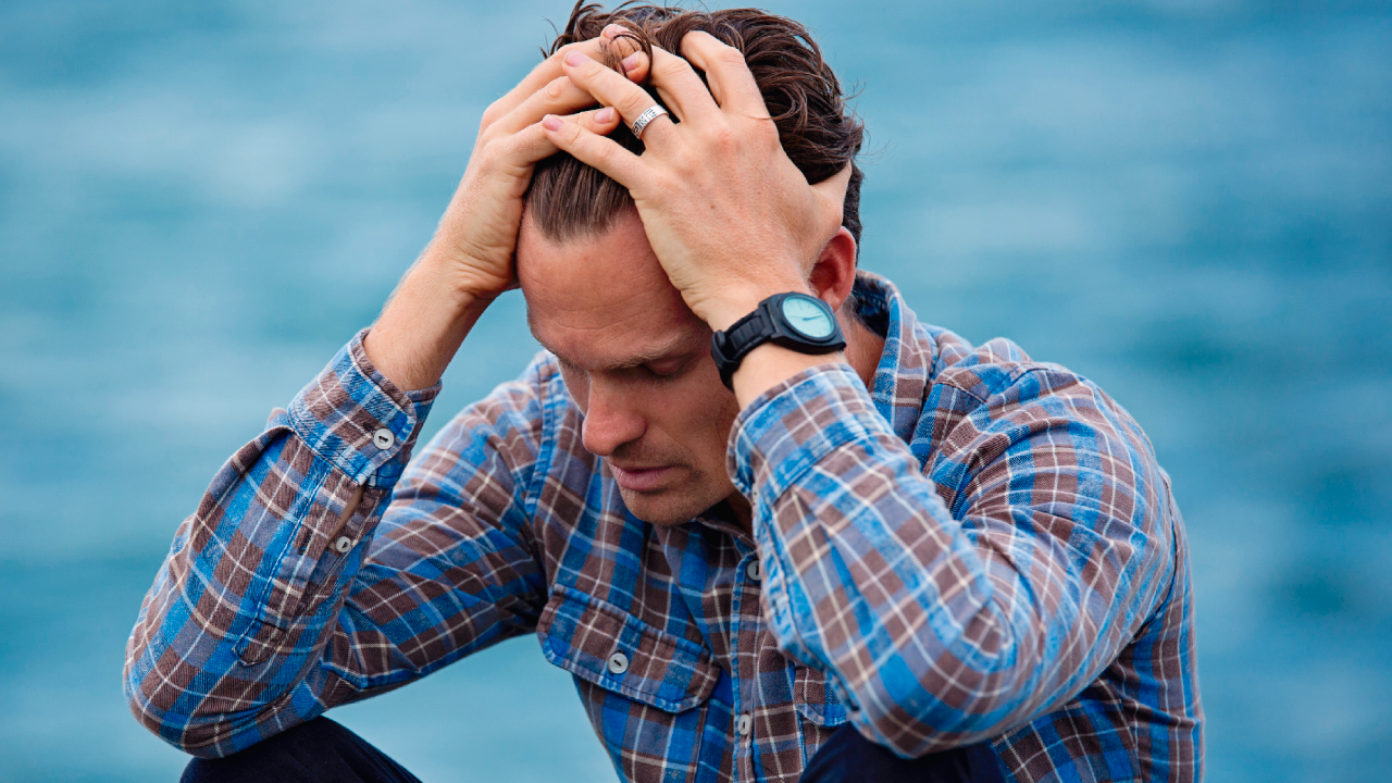 hombre con problemas psicológicos