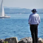 Jubilado observando el mar