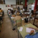 Maestros opositando en un aula