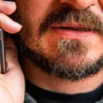 hombre llamando por movil