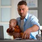 Hombre con bebé