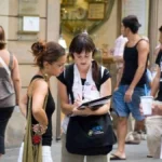 Trabajadora ONG habla con jóven